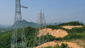 Lắp dựng cột trên địa bàn huyện Quảng Ninh, tỉnh Quảng Bình. (Ảnh: Ngọc Hà/TTXVN)