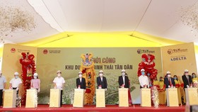 Ông Đỗ Quang Hiển, Chủ tịch HĐQT kiêm Tổng Giám đốc Tập đoàn T&T Group và các đại biểu bấm nút khởi công dự án Khu du lịch sinh thái Tân Dân.