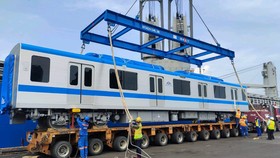 Toa metro thuộc đoàn tàu thứ 7 tuyến Metro Số 1 đưa xuống cảng Khánh Hội, quận 4, ngày 13/7. Ảnh: MAUR.