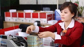 Nhiều ngân hàng ở TP.HCM vẫn áp dụng 3 tại chỗ. (Ảnh: CTV/Vietnam+)