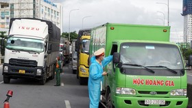 Một chốt kiểm tra trên Quốc lộ 13, TP Thủ Đức. Ảnh: Hà An
