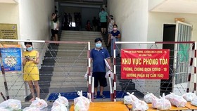Quà của Công đoàn Khu chế xuất, Khu công nghiệp Thành phố gửi cho người lao động tại khu cách ly. (Ảnh: TTXVN)