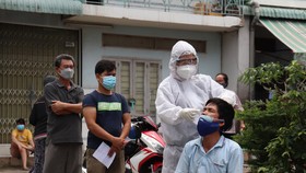 Doanh nghiệp và người lao động phải có kết quả xét nghiệm âm tính với COVID-19 mới được trở về nơi cư trú. Trong ảnh: Nhân viên CDC Đồng Nai lấy mẫu tầm soát cho công nhân lao động trên địa bàn TP Biên Hòa - Ảnh: HOÀN LÊ