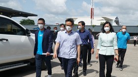 Phó thủ tướng và lãnh đạo TP.HCM kiểm tra kho hàng của Tiki - Ảnh: ĐAN THUẦN