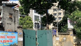 Tại số 143A Trích Sài cũng là một địa điểm hoang phế được khoá cửa tôn xanh.