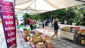 Cùng với hệ thống chợ và siêu thị, nhiều doanh nghiệp thiết lập điểm bán lưu động giúp đảm bảo hàng hóa thiết yếu cho người dân. (Ảnh: TTXVN)