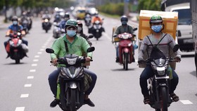 Shipper chở hàng giao cho khách trên đường Cộng Hòa, quận Tân Bình, TP.HCM - Ảnh: QUANG ĐỊNH