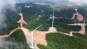 Cánh đồng điện gió ở huyện Hướng Hóa (Quảng Trị). (Ảnh: Hồ Cầu/TTXVN)