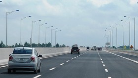 Phương tiện lưu thông trên một tuyến cao tốc đưa vào khai thác. (Ảnh: Việt Hùng/Vietnam+)