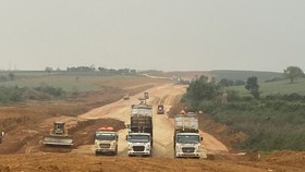 Nhiều dự án thành phần của cao tốc Bắc-Nam đang đối mặt nguy cơ chậm tiến độ do thiếu vật liệu.