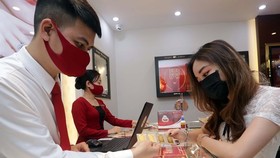 Giao dịch vàng tại doanh nghiệp. (Ảnh: Vietnam+)