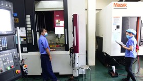 Nhiều doanh nghiệp đề nghị có phương án thay thế "3 tại chỗ". Trong ảnh: sản xuất tại một công ty ở quận 7 (TP.HCM) chuyên về khuôn mẫu và sản phẩm nhựa kỹ thuật cao - Ảnh: QUANG ĐỊNH