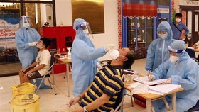 Xét nghiệm cho người dân tại chung cư 69 phố Thụy Khuê, phường Thụy Khuê, quận Ba Đình, Hà Nội. (Ảnh: Trần Việt/TTXVN)