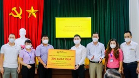 Ông Đỗ Vinh Quang, Thành viên HĐQT Tập đoàn, Chủ tịch CLB Bóng đá Hà Nội trao tặng các phần quà hỗ trợ cho người dân phường Hàng Bài (quận Hoàn Kiếm) gặp khó khăn do dịch COVID-19.