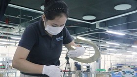Công nhân làm việc trong doanh nghiệp 3 tại chỗ. (Ảnh: Công Phong/TTXVN)