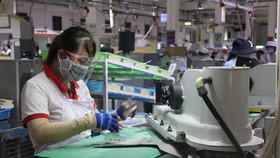 Nhiều doanh nghiệp đã bắt đầu xây dựng các mô hình sản xuất an toàn trong bối cảnh chống dịch mới. (Ảnh: TTXVN)