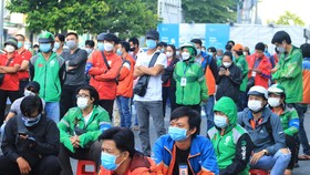 Shipper tại TP.HCM vẫn khốn khổ vì test Covid-19
