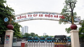 Ghi nhận tại Công ty cổ phần Xe Điện Hà Nội, các xe buýt xếp hàng dài trong bãi chờ ngày được xuất bến trở lại.