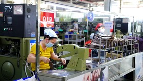 Nhiều nhà máy đang duy trì sản xuất với lượng công nhân 20 - 30% theo phương án “3 tại chỗ” hoặc “2 điểm đến - 1 cung đường”