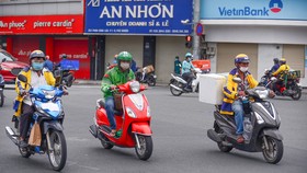 Shipper chạy giao hàng cho khách trên đường Hoàng Văn Thụ, quận Phú Nhuận, TP.HCM chiều 23-9 - Ảnh: QUANG ĐỊNH