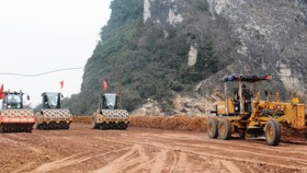 Nhà thầu thi công nền đường một đoạn tuyến cao tốc Bắc-Nam phía Đông. (Ảnh: Việt Hùng/Vietnam+)