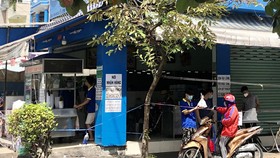 Hàng quán ở TP.HCM ngóng được bán tại chỗ