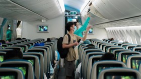 Hình ảnh chuyến bay đầu tiên từ TP.HCM đi Hà Nội sau khi khôi phục bay nội địa