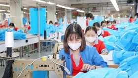 Sợi filament được sử dụng để dệt các loại vải dùng trong ngành may mặc. (Ảnh: Phương Hoa/TTXVN)