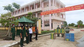Công ty Điện lực Sóc Trăng trao hỗ trợ cho người dân trở về quê tại Trường Quân sự Quân khu 9.