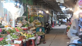 Người dân đi chợ Tân Định (Quận 1, TP.HCM) thưa thớt, chỉ một nữa số lượng tiểu thương trở lại buôn bán. (Ảnh: Hoàng Minh)
