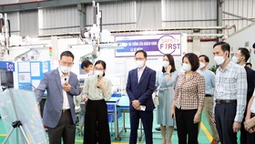 Chủ tịch UBND tỉnh Bắc Ninh Nguyễn Hương Giang kiểm tra tình hình sản xuất kinh doanh và phòng chống dịch tại các doanh nghiệp trên địa bàn tỉnh Bắc Ninh. Ảnh: VGP/Minh Anh