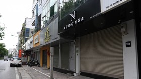 Do ảnh hưởng của dịch Covid-19, nhiều chủ cửa hàng kinh doanh ở Hà Nội đã phải đóng cửa, tạm ngừng kinh doanh.