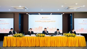 Thành phần Ban chủ tọa (từ trái sang): ông Trương Văn Việt - Phó Chủ tịch HĐQT; ông Trần Tiến Thanh - Tổng Giám đốc; ông Nguyễn Đình Trung - Chủ tịch HĐQT, Chủ tọa; ông Khuất Tùng Phong - Thành viên độc lập HĐQT; ông Võ Văn Thư - Trưởng Ban kiểm soát