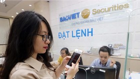 Khách hàng giao dịch tại Hội sở chứng khoán Bảo Việt (ảnh tư liệu). (Ảnh: TTXVN)