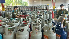 Giá gas, xăng dầu tăng cao trong thời gian qua khiến người tiêu dùng thêm khó khăn - Ảnh: N.H.