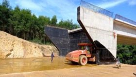 Lu lèn nền đất ở mố cầu Lai Phước dự án thành phần Cam Lộ - La Sơn, thuộc dự án đường cao tốc Bắc - Nam phía Đông giai đoạn 2017-2020 - Ảnh: UÔNG VIỆT DŨNG