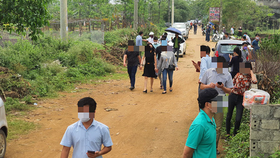 Tháng 3-2020, "chợ đất" bất hợp pháp "mọc" lên tại xã Đồng Trúc (huyện Thạch Thất, Hà Nội) sau khi có thông tin dự án - Ảnh: T.K.