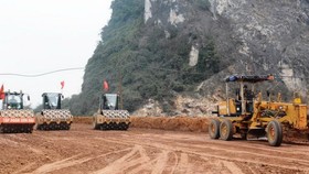 Nhà thầu thi công nền đường một đoạn tuyến cao tốc Bắc-Nam phía Đông. (Ảnh: Việt Hùng/Vietnam+)