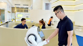 Khách hàng trải nghiệm sản phẩm dịch vụ ngân hàng số toàn diện tại Nam A Bank