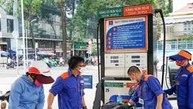 Giá xăng dầu tăng liên tiếp trong 2 tháng qua.