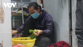Chị Vũ Thị Lan trông chờ từng ngày được đi bán trở lại. Thất nghiệp, chị chỉ biết quanh quẩn trong căn phòng trọ chật chội.