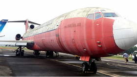 Chiếc Boeing 727-200 bỏ rơi tại sân bay Nội Bài từ ngày 1-5-2007 đã bị Cục Hàng không Campuchia xóa quốc tịch - Ảnh: BẰNG GIANG