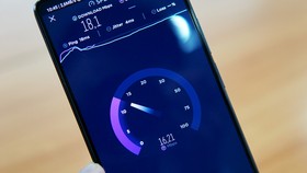 Đo tốc độ Internet tại một địa điểm ở Cầu Giấy, Hà Nội, sáng 26/10. Ảnh: Lưu Quý
