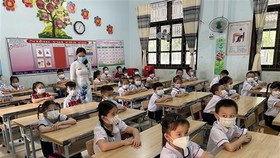 Học sinh lớp 1 Trường Tiểu học Hàm Nghi (thành phố Đông Hà, tỉnh Quảng Trị) đi học trực tiếp trở lại. (Ảnh: Thanh Thủy/TTXVN)