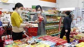 Người dân mua sắm tại một siêu thị ở Hà Nội. (Ảnh: Trần Việt/TTXVN)