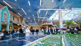 Nhà đầu tư tham quan khu vực sa bàn của NovaWorld Ho Tram (Bà Rịa – Vũng Tàu) tại Novaland Gallery – 2Bis Nguyễn Thị Minh Khai, Q1, TPHCM