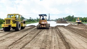 Thi công đắp cát gia tải tên cao tốc Mỹ Thuận - Cần Thơ. Ảnh: Cửu Long