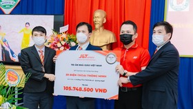 J&T Express đồng hành cùng thầy trò vùng khó Quảng Ngãi