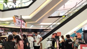 Một gian thời trang sale tới 70% nhưng khách xem chứ chưa mua nhiều. (Ảnh: Trịnh Giang)
