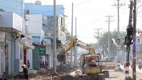 Công trường thi công Dự án nâng cấp, mở rộng đường Đặng Thúc Vịnh (huyện Hóc Môn), một trong những tuyến đường quan trọng kết nối Thành phố Hồ Chí Minh với Bình Dương. (Ảnh: Tiến Lực/TTXVN)